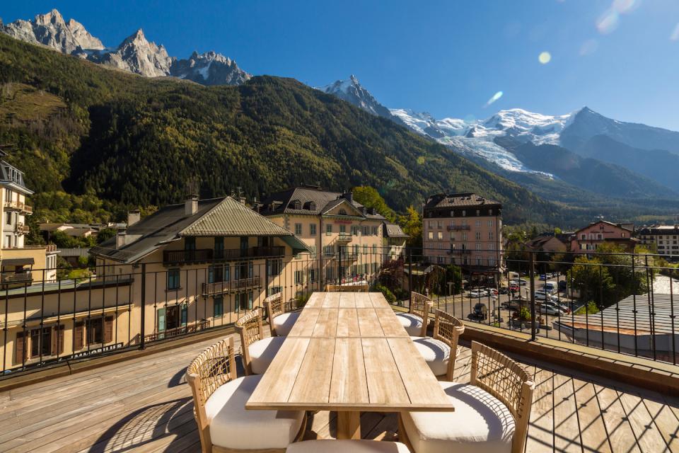 Apartment in Chamonix Mont-Blanc exterior table | FedArch Architects